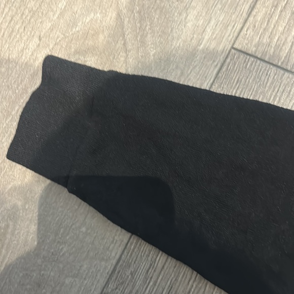 ARITZIA v-neck top - Picture 3 of 5